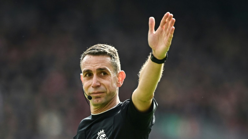 &Aacute;rbitro ingl&ecirc;s David Coote &eacute; demitido ap&oacute;s v&iacute;deo em que critica Klopp