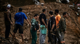 Brésil: des habitants cherchent leurs proches dans la boue de Petropolis