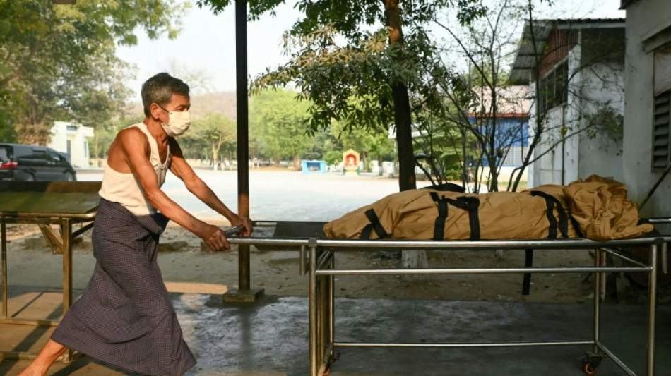 O 'trabalho nobre' dos crematórios budistas após o terremoto em Mianmar