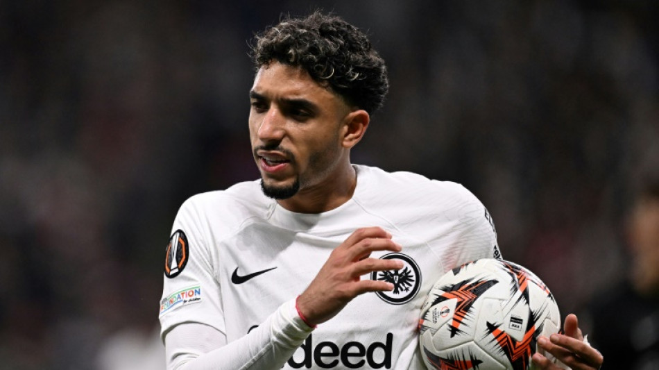 Eintracht vence 'Gladbach' com um a menos e vai &agrave;s oitavas da Copa da Alemanha