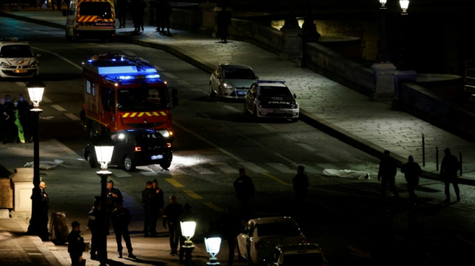 Polic&iacute;as matan a dos personas en veh&iacute;culo que intent&oacute; embestirlos en Par&iacute;s