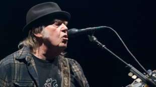 Neil Young pide a Spotify retirar su m&uacute;sica por podcast con desinformaci&oacute;n del covid-19