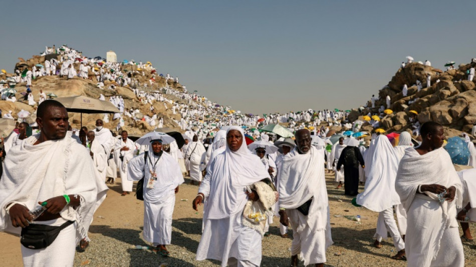 Bajo el calor, una marea de fieles prosigue la peregrinaci&oacute;n del hach en el monte Arafat
