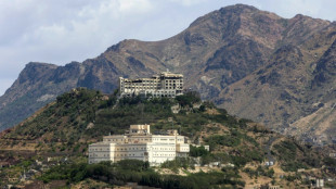 Explos&otilde;es abalam a capital saudita antes da reabertura do aeroporto