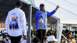 Gab&atilde;o elege seu presidente ap&oacute;s 19 meses de regime militar