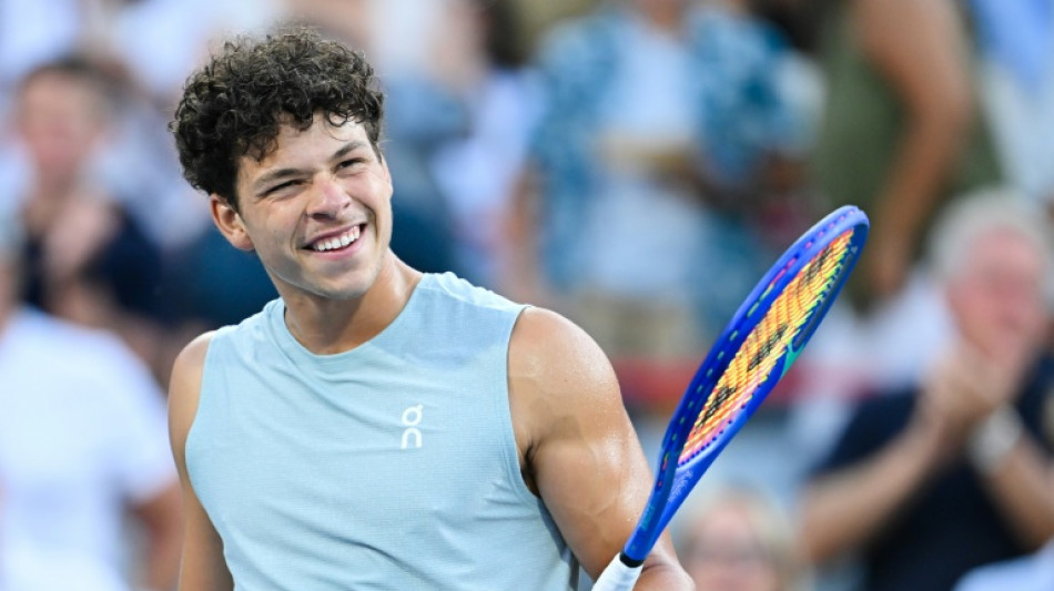 Defending champion Shelton rolls into Montreal semis
