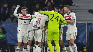 United vence 3&ordf; seguida e entra no Top 8 da Liga Europa; Lazio lidera