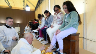 Ritual an Gründonnerstag: Papst wäscht zwölf weiblichen Häftlingen die Füße