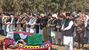 Pakistán dice que cuatro soldados murieron en un ataque, los rebeldes aseguran que son decenas