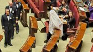 Magi entra in Aula vestito da fantasma, espulso da Fontana