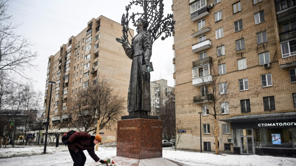 A Moscou, des Russes continuent d'alimenter un m&eacute;morial improvis&eacute; aux victimes en Ukraine