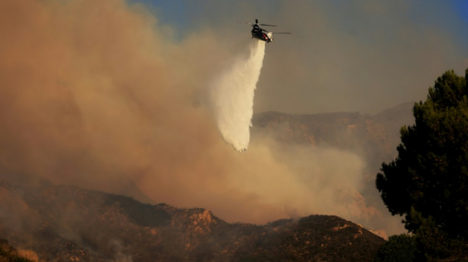 Miles de evacuaciones por feroz incendio forestal que avanza en Malib&uacute;