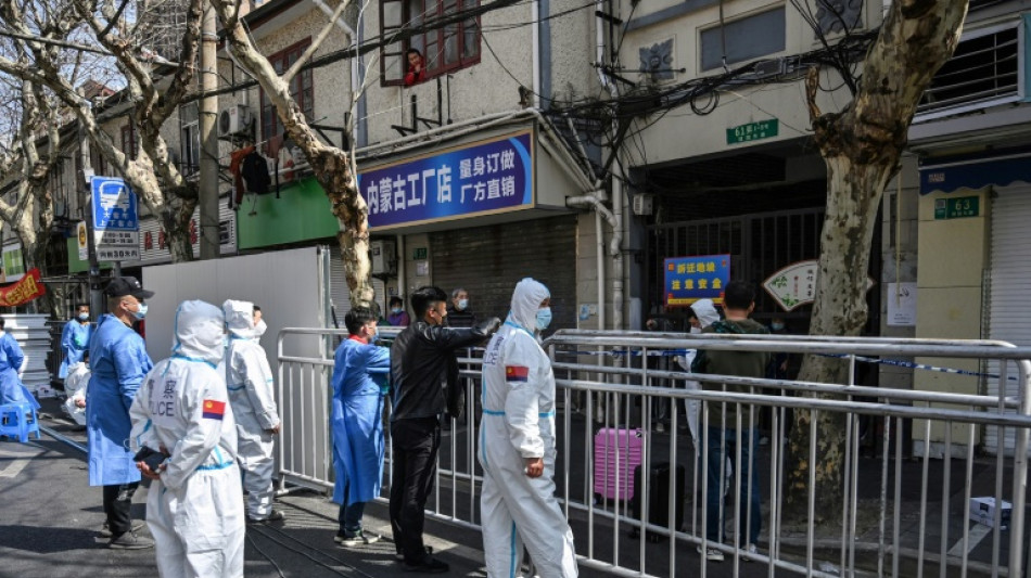 China libera camas de hospital ante una ola de casos de &oacute;micron