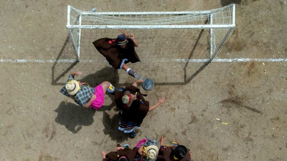 Campesinas colombianas luchan contra el olvido a través del fútbol
