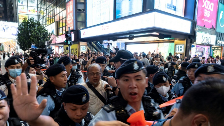 Pol&iacute;cia de Hong Kong prende artistas na v&eacute;spera do anivers&aacute;rio do massacre da Pra&ccedil;a da Paz Celestial 