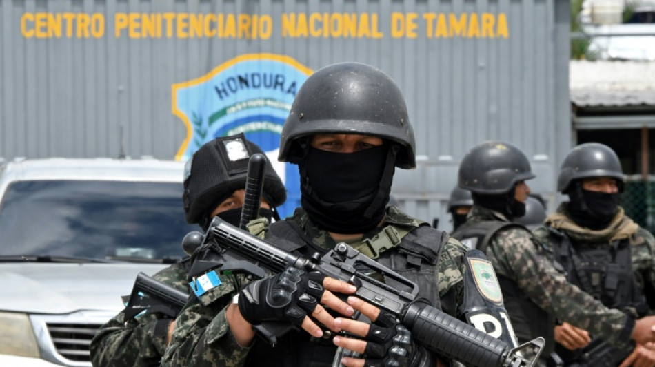 Agentes entram em pris&atilde;o de seguran&ccedil;a m&aacute;xima em Honduras para combater gangues