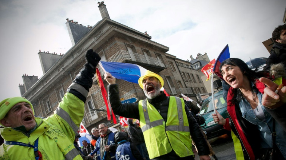 Retraites: plusieurs milliers de manifestants &agrave; Vire, terre de Borne