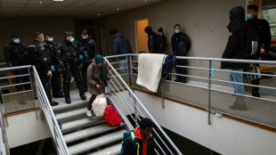 Centenas de migrantes expulsos de edifício abandonado nos arredores de Paris