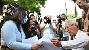 Familiares de venezuelanos deportados por EUA pedem para v&ecirc;-los em pris&atilde;o em El Salvador