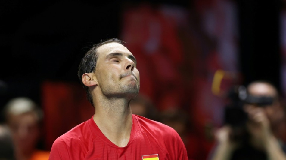 Entre l&aacute;grimas de emoci&oacute;n, Nadal abre la Davis de su despedida con derrota