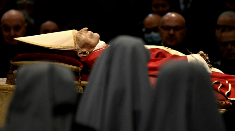 Des flots de fid&egrave;les &agrave; Saint-Pierre de Rome pour rendre hommage &agrave; Beno&icirc;t XVI