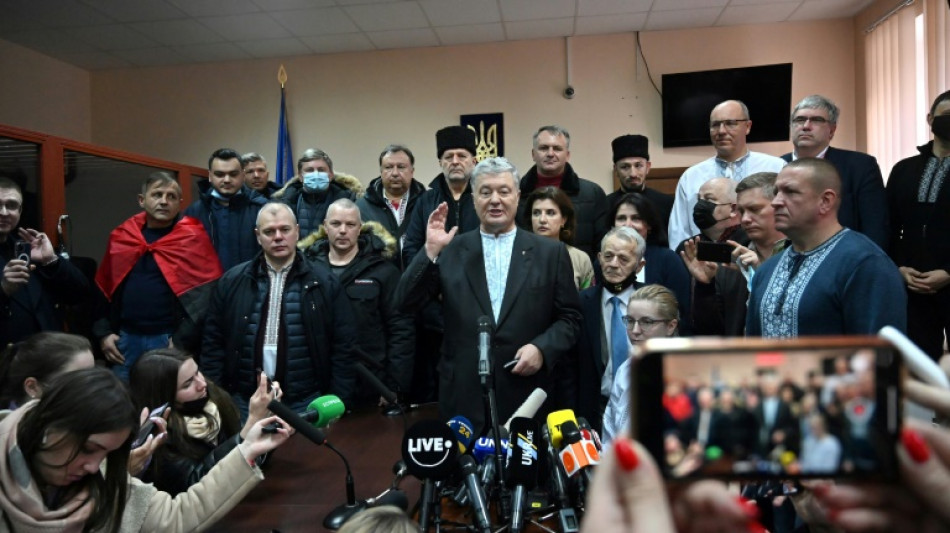 Ukraine: l'ex-pr&eacute;sident Porochenko, accus&eacute; de trahison, reste en libert&eacute;