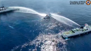 Filipinas acusa a China de disparar un cañón de agua a dos de sus barcos
