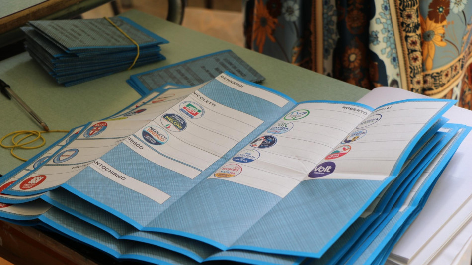 Comunali: alle 23 vota il 43,85%, affluenza gi&ugrave; di 6 punti