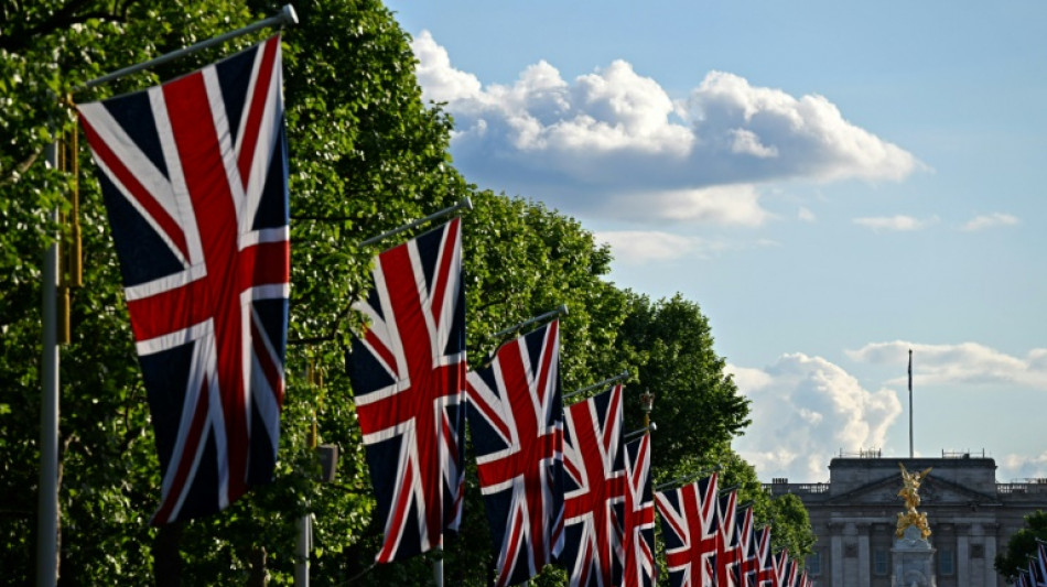 Isabel II inaugura unos festejos del jubileo destinados a redorar la imagen de la monarqu&iacute;a