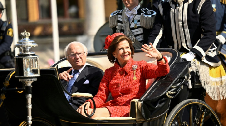 Kutschfahrt durch Stockholm: Schwedisches K&ouml;nigspaar feiert Goldene Hochzeit