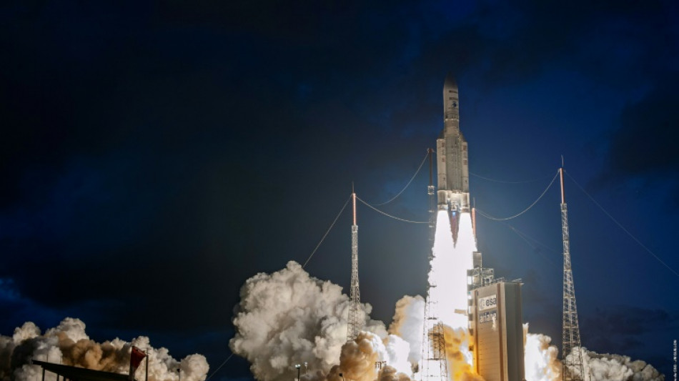 Dans le fracas, l'une des dernières fusées Ariane 5 prend son envol