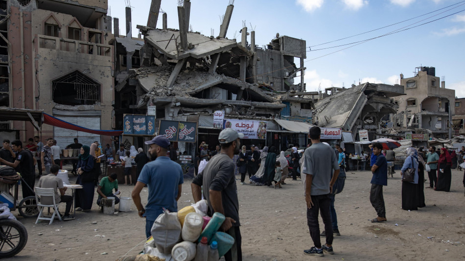 Hamas a Reuters, 'esaminiamo piano, scelte amare comunque'