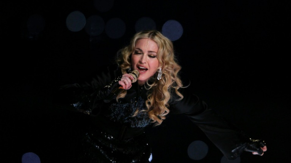 Após passagem por UTI, Madonna está no 'caminho da recuperação'