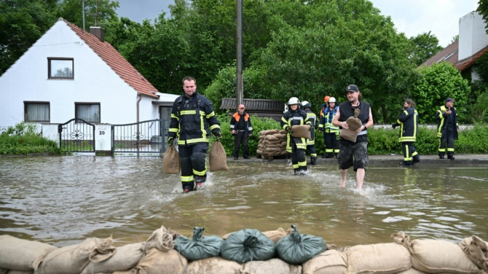 Berliner Tageszeitung - Rescue worker dies amid flooding in southern ...