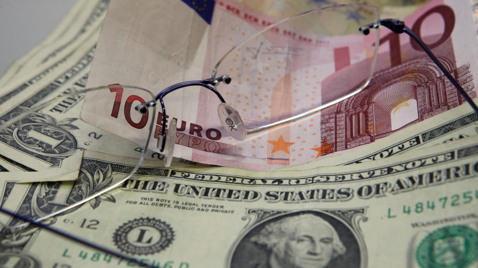 L'euro &egrave; in calo a 1,0518 sul dollaro