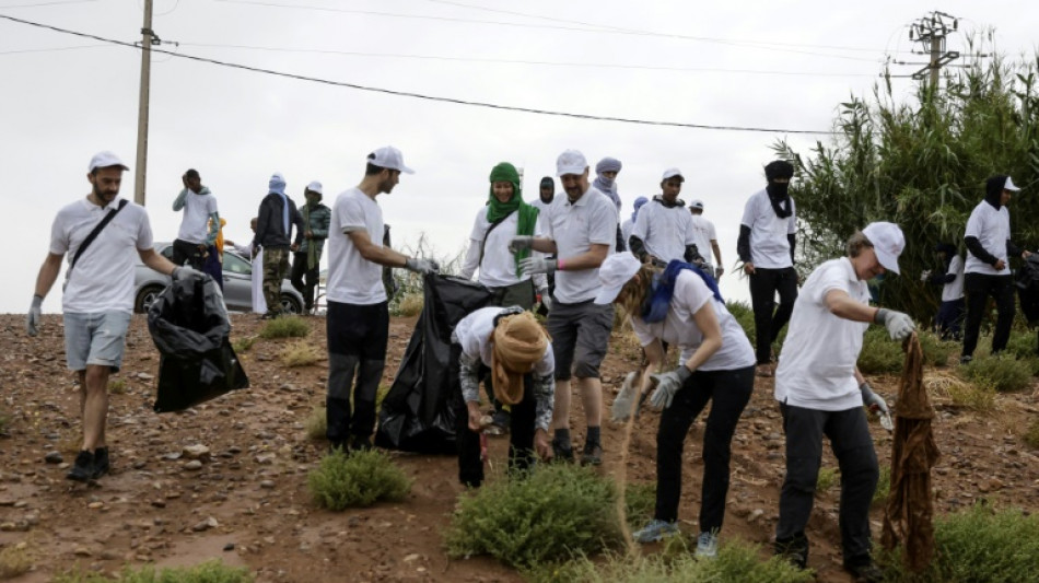 Au Maroc, des b&eacute;n&eacute;voles traquent les d&eacute;chets qui empoisonnent le d&eacute;sert