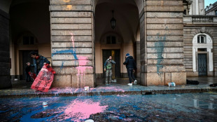 Des militants &eacute;cologistes aspergent de peinture la Scala de Milan
