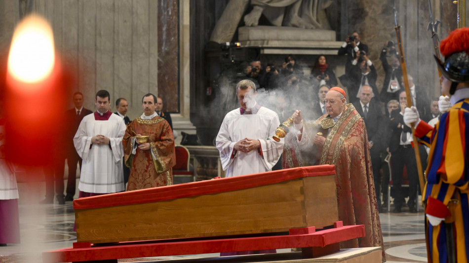 Anche familiari Papa al rito chiusura bara a S.Pietro