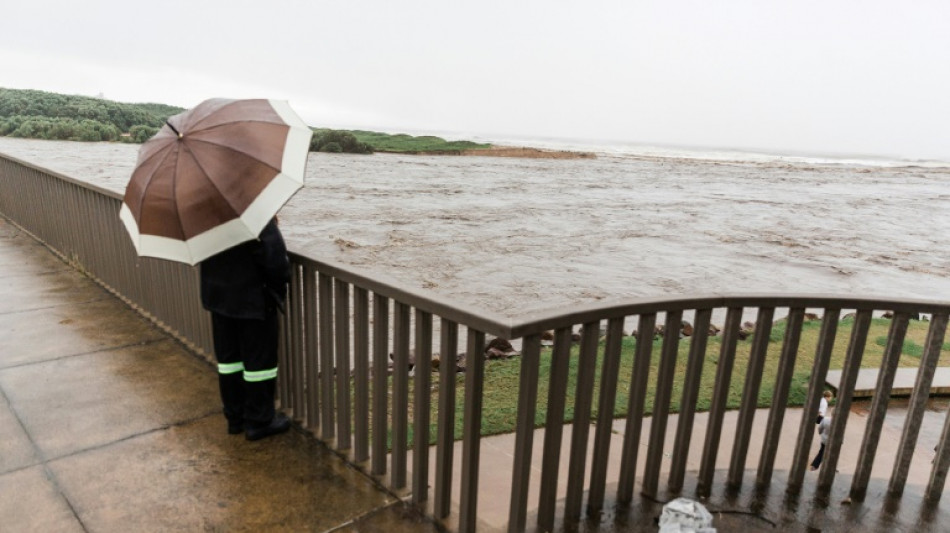 Afrique du Sud: pousser la boue, ramasser les d&eacute;bris apr&egrave;s les inondations 