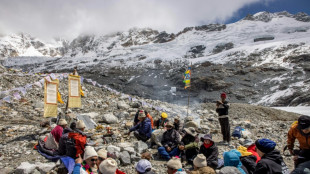 Excursionistas y monjes entierran simb&oacute;licamente a un glaciar que desaparece por el calentamiento