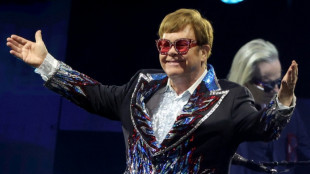 Elton John afirma que n&atilde;o conseguiu ver seu musical por causa de infec&ccedil;&atilde;o no olho