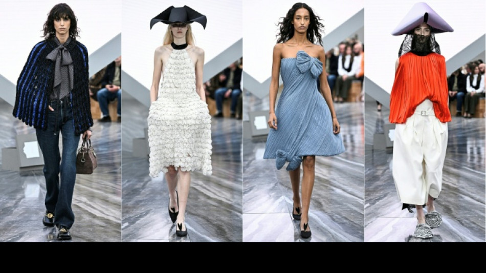 Jonathan Anderson reinventa cl&aacute;ssicos da Dior em sua primeira cole&ccedil;&atilde;o feminina em Paris