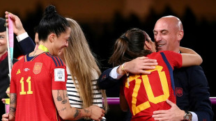 El exjefe del f&uacute;tbol espa&ntilde;ol se sienta en el banquillo por el beso forzado a Jenni Hermoso