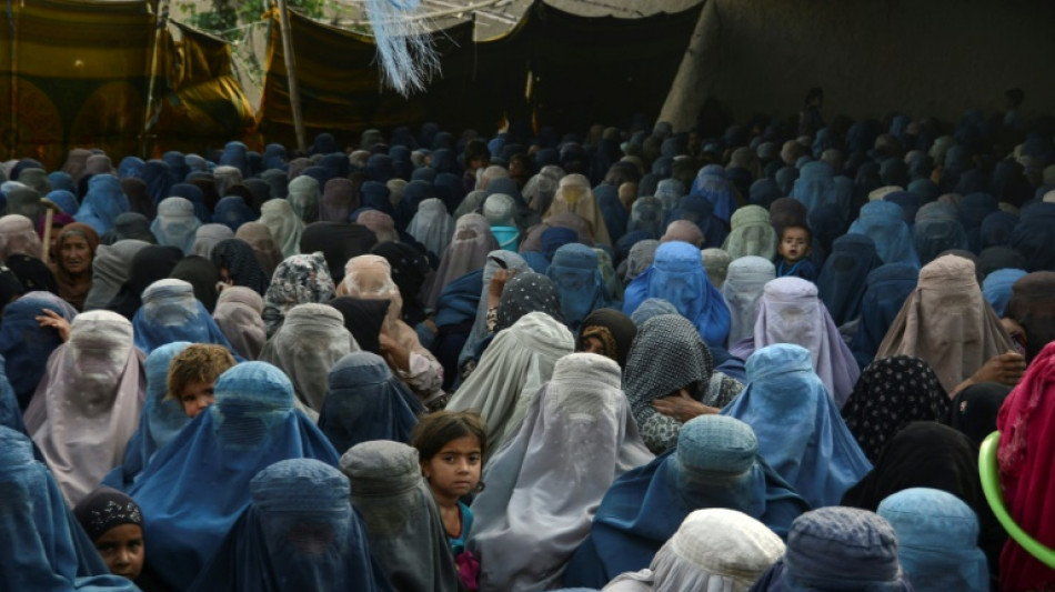 Taliban schreiben Frauen in Afghanistan Burka in der Öffentlichkeit vor