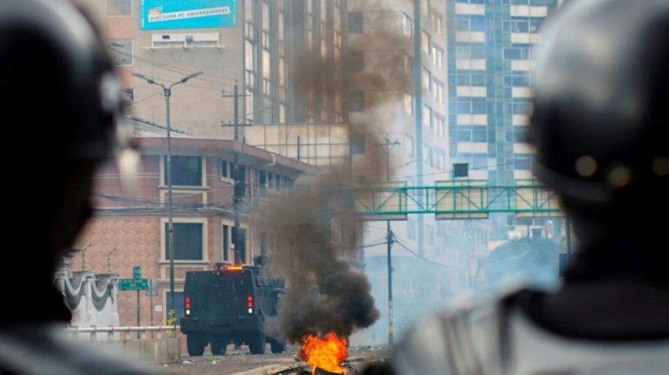 Choques entre indígenas y policías en Quito; gobierno alerta sobre amenazas a la democracia