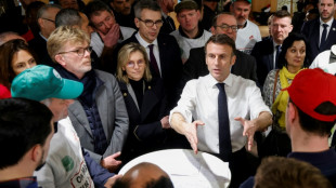 Macron visitó el salón de la agricultura en París entre peleas, insultos y promesas