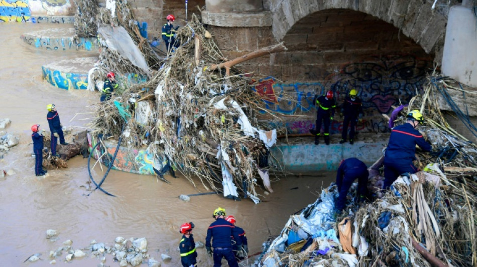 La familia real espa&ntilde;ola realiza una visita sorpresa a la zona afectada por las inundaciones