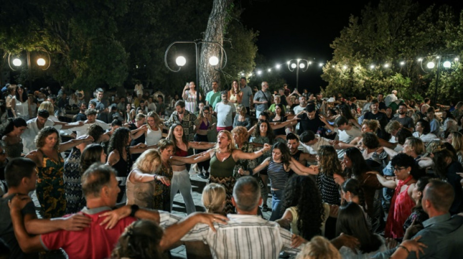 Dans les villages de Grèce, l'été rime avec danses collectives au bout de la nuit