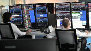 Borsa: Milano in calo con le banche, scivola Stellantis