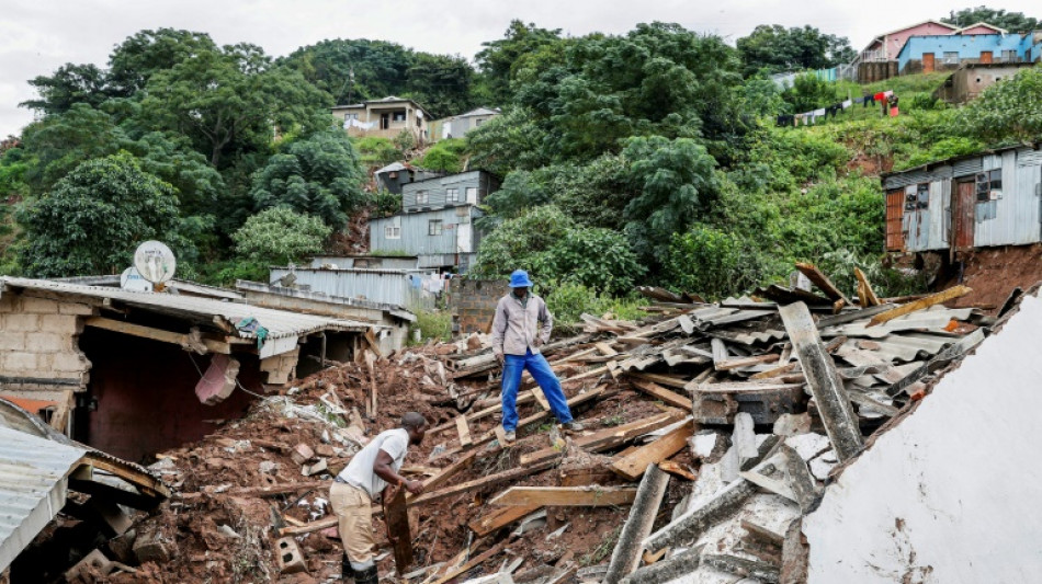 Afrique du Sud: difficiles recherches de disparus apr&egrave;s des inondations d&eacute;vastatrices